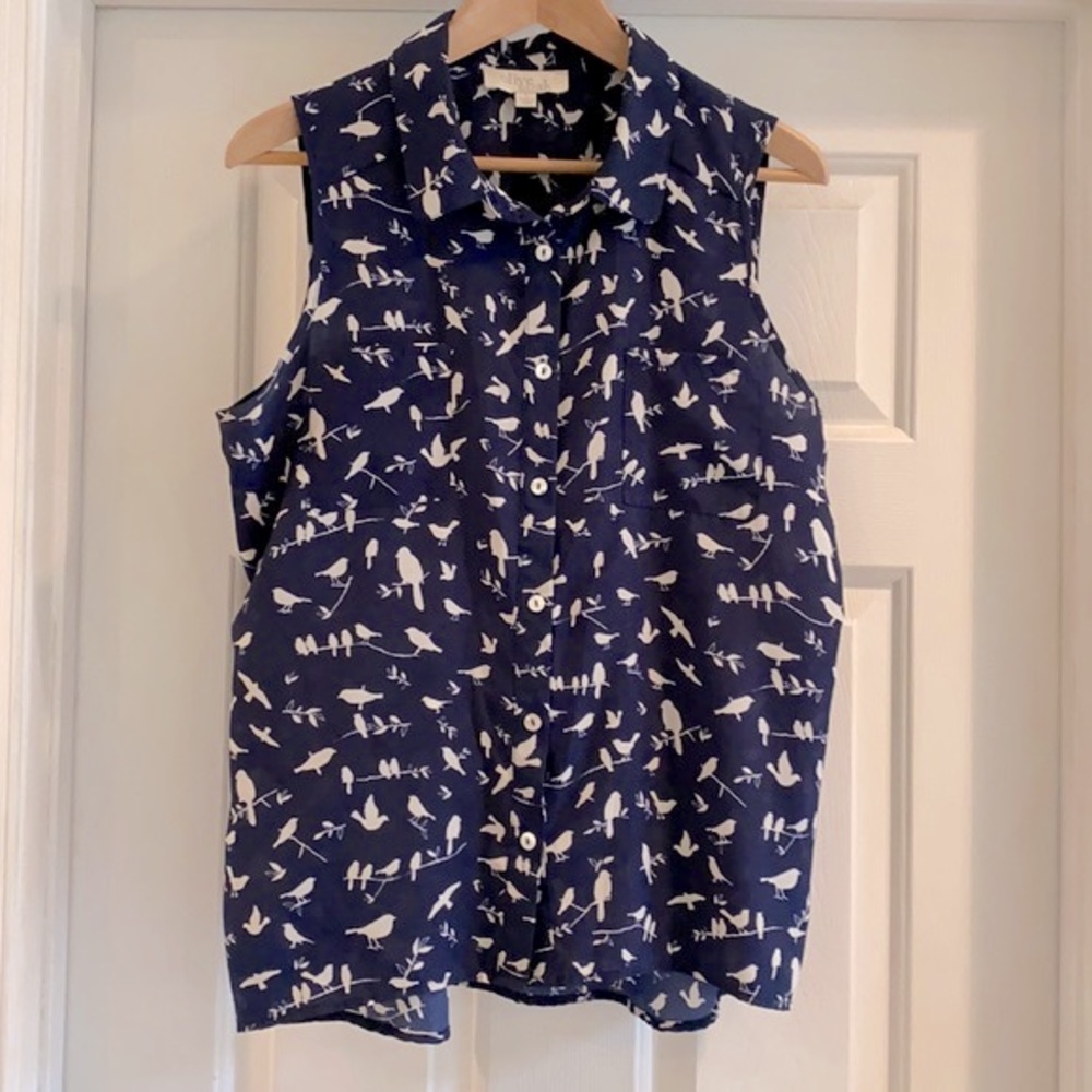 OLIVE & OAK Blue & White Bird Sleeveless Top Sz L